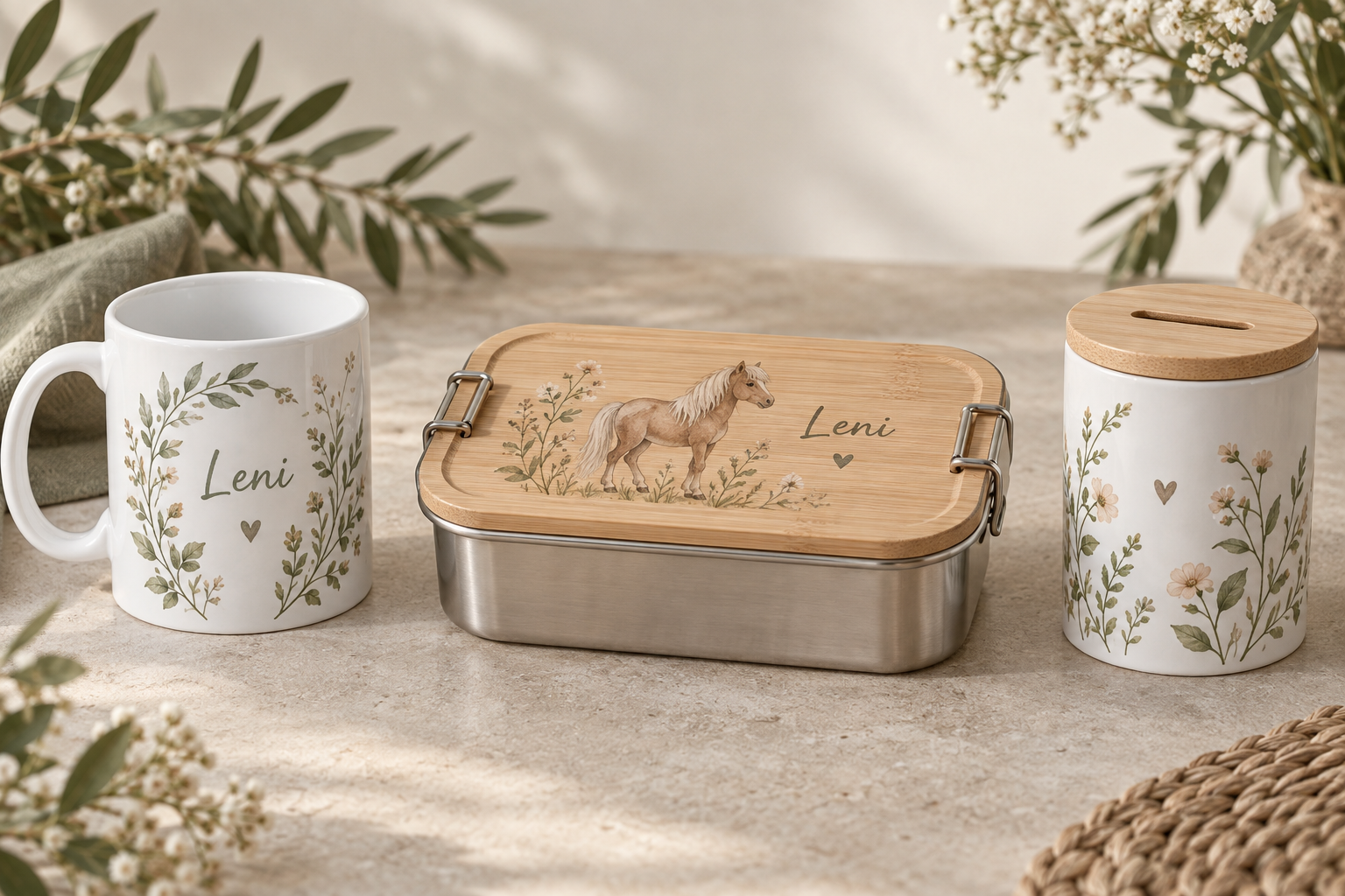 Illustrative Produktmotive auf einer Tasse, einer Brotdose und einer Spardose